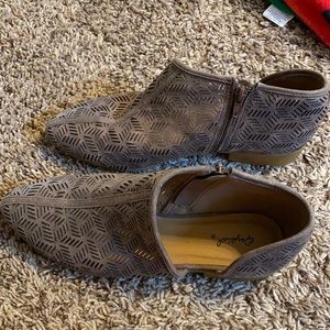 Gray/purple cut out shoes